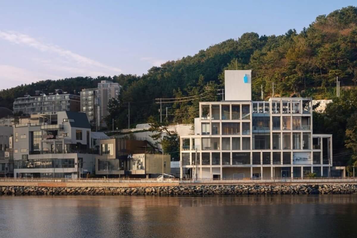 藍瓶咖啡首間有「頂樓露台」門市就在釜山！坐擁270度山海河景，限定紫地瓜巴斯克必嚐