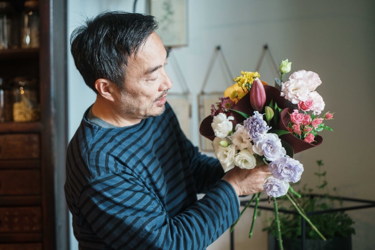 花藝師凌宗湧示範教學：如何讓全聯花材融入居家場景？