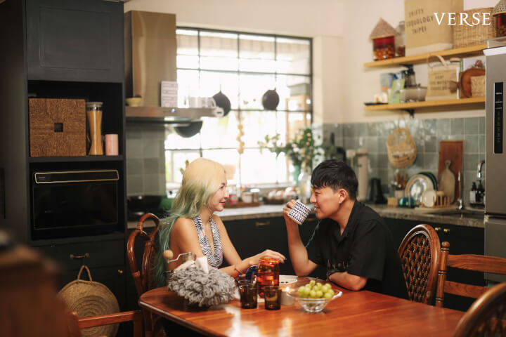 歐洲老宅風 × 台式老件魂：Vicky與Shifty改造信義老家，打造光與情感流動的開放式廚房