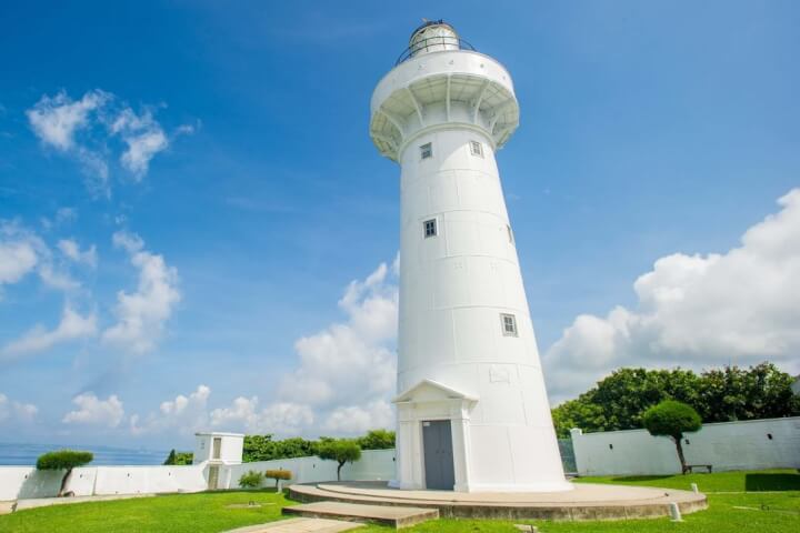 從北到南，八大人氣燈塔景點全攻略：鵝鑾鼻草地步道、富貴角黑白建築、高美燈塔住宿體驗