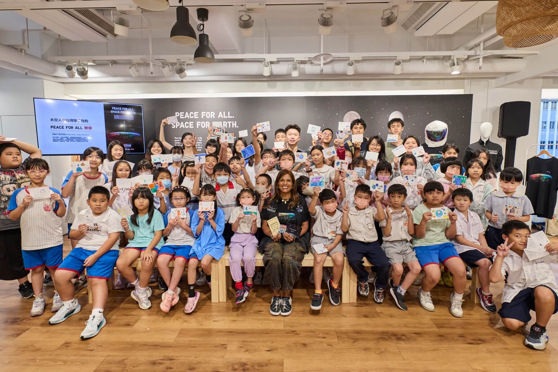 UNIQLO PEACE FOR ALL慈善T恤企劃，邀請首位非裔女太空人來台
