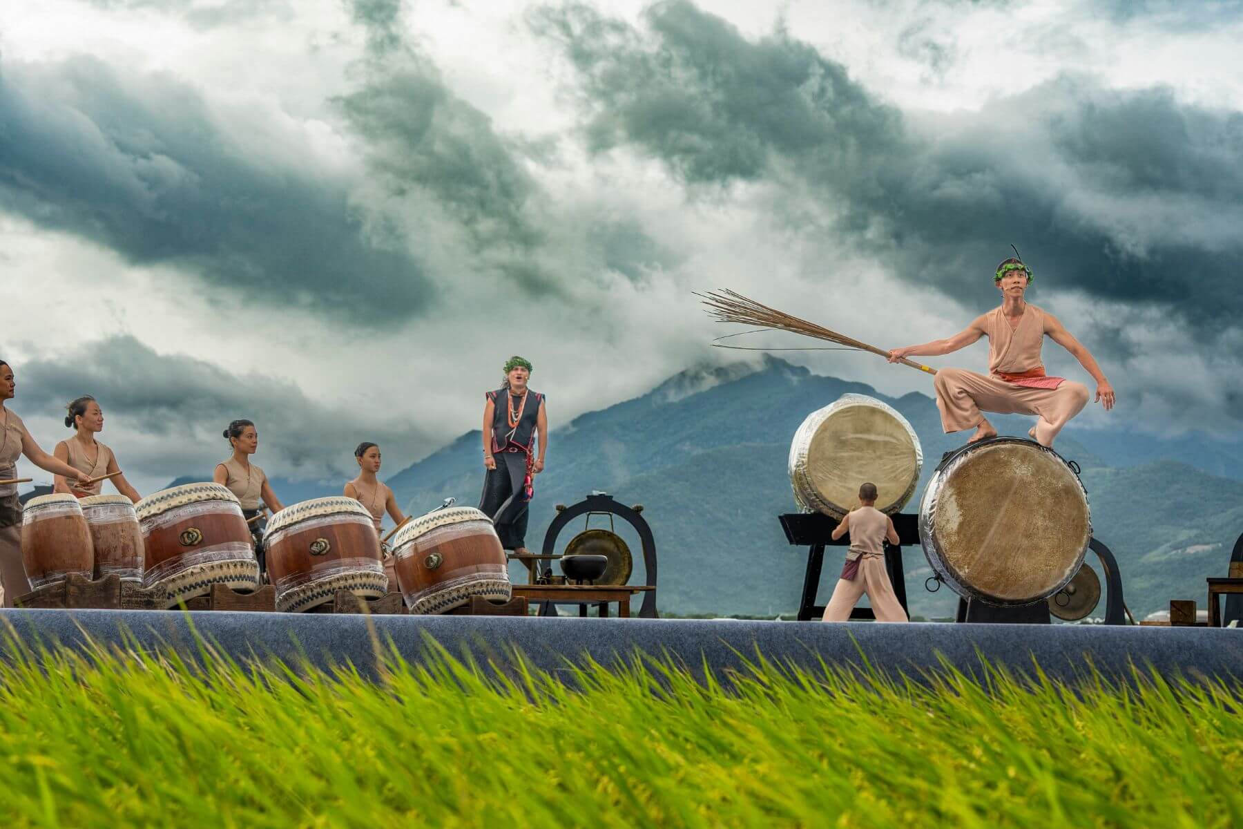 祖靈在稻田裡唱歌：優人神鼓×桑布伊「2025池上秋收稻穗藝術節」，一起聽見自然靈魂的聲音