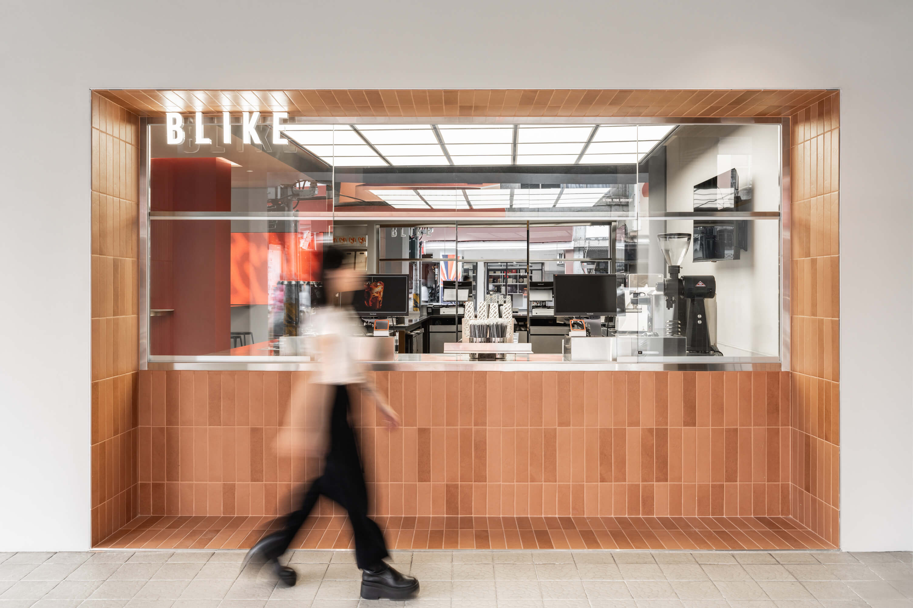 一杯手搖飲388元創紀錄！BLIKE大里Lab開幕全解析：可不可創辦人攜手紅茶茶王，打造「精品奶茶」新時代