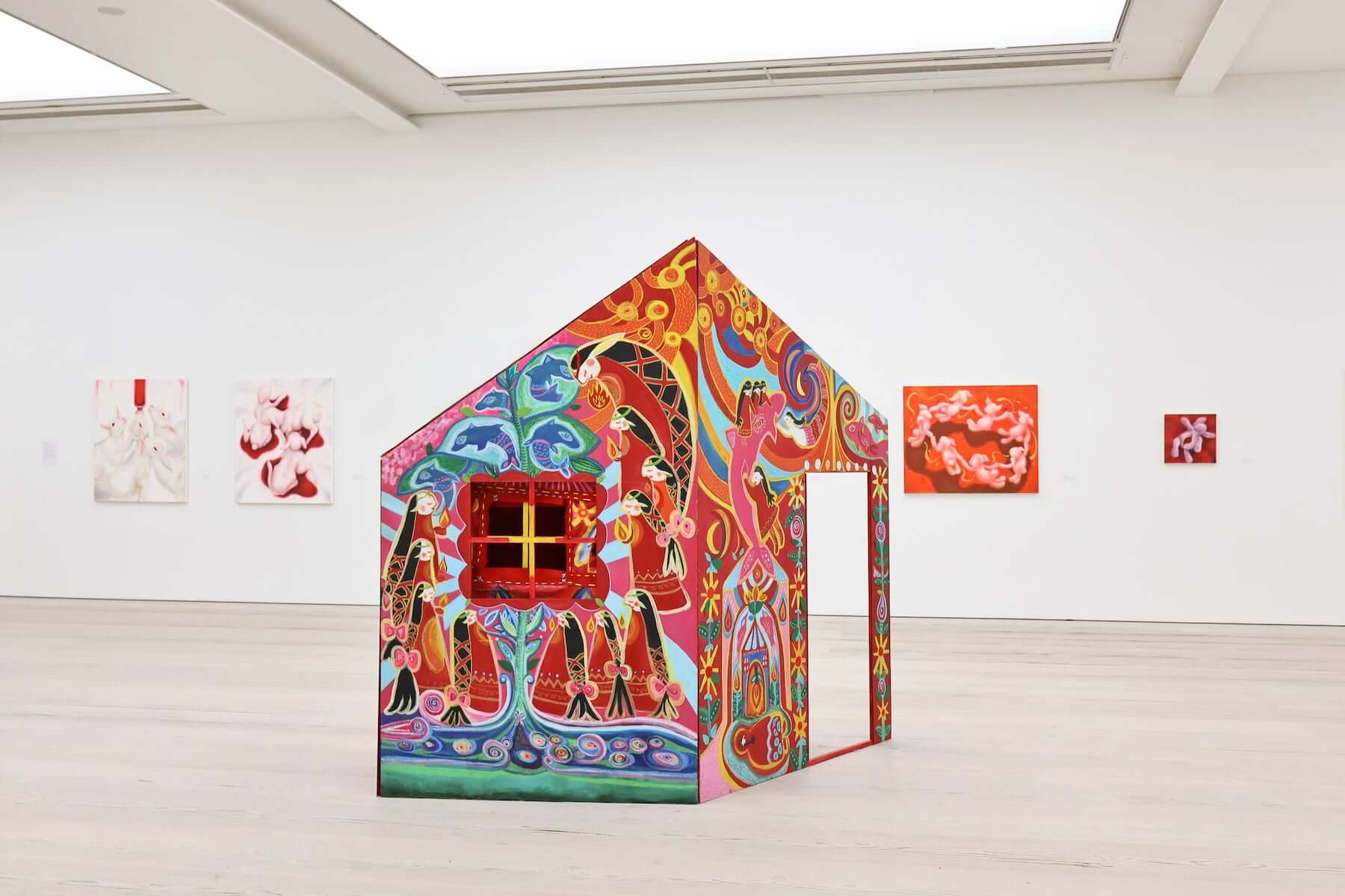 從英國回到台南巷弄：藝術家黃馨全新展覽《叮叮咚咚的彩虹小屋》，築起一座記憶與聲響的心靈原鄉