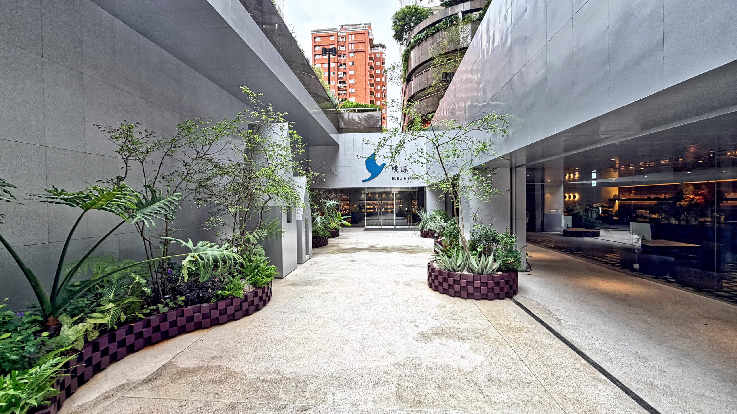 桃園最新書店「桃源Bleu & Book」5大亮點：CNFlower銀色花園、作家書房概念空間，帶你走進桃園最美閱讀桃花源