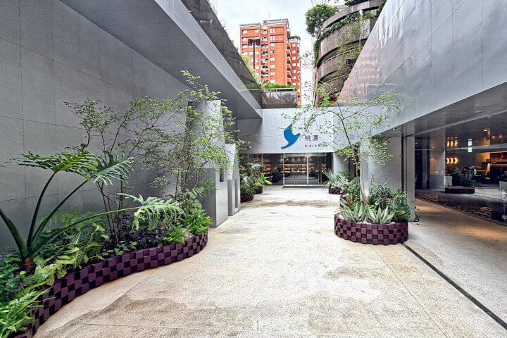 桃園最新書店「桃源Bleu & Book」5大亮點：CNFlower銀色花園、作家書房概念空間，帶你走進桃園最美閱讀桃花源