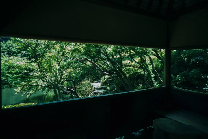 東京白金台秘境「八芳園」翻新登場：組子藝術、光與水之詩，400年庭園的現代新生