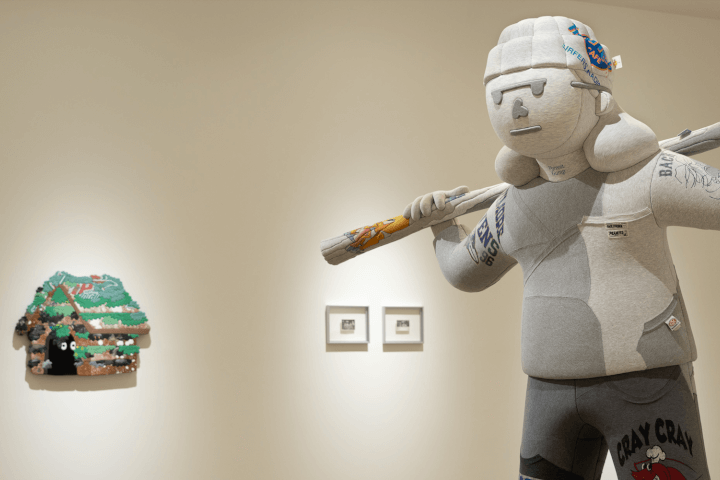 百件二手潮T變身浮雕巨作！劉正堃首次大型個展《思緒漫遊》，誠品畫廊展開荒島探險之旅