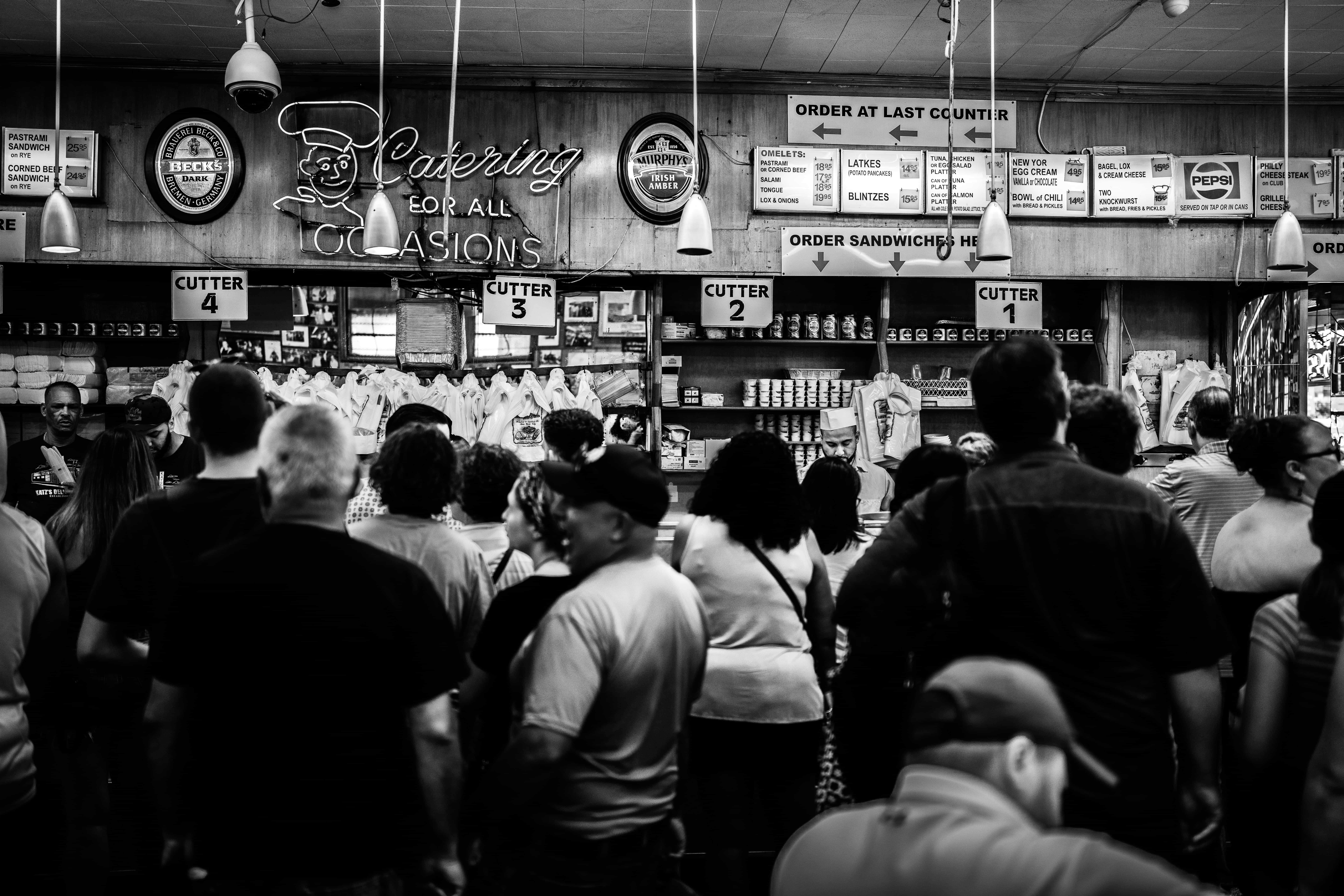 可食用的回憶錄《樓上的熟食店》：早餐一盤巴爾扎克，少油少鹽；一杯喬治．歐威爾，不宜加糖。