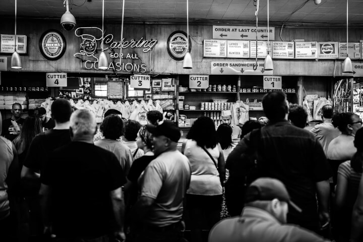 可食用的回憶錄《樓上的熟食店》：早餐一盤巴爾扎克，少油少鹽；一杯喬治．歐威爾，不宜加糖。