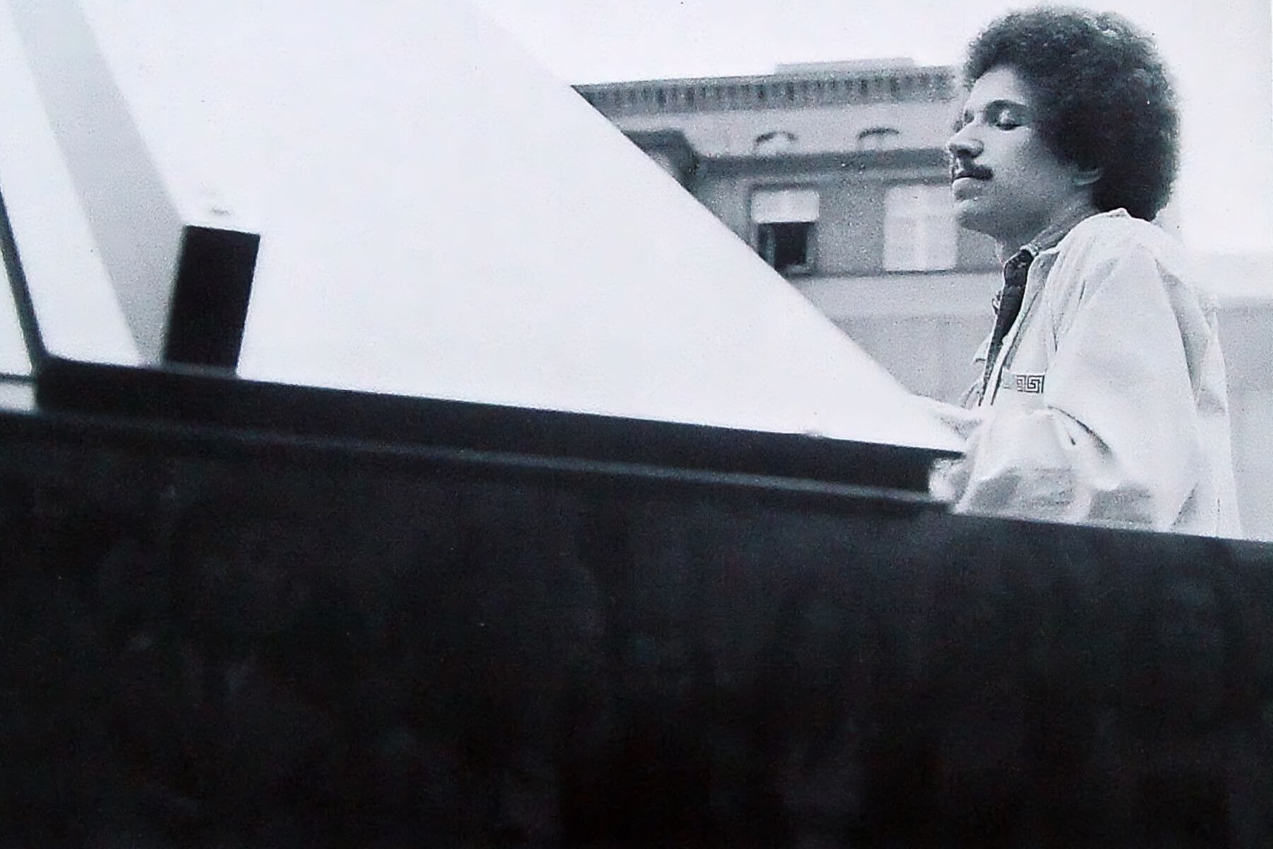 《The Köln Concert》如何成為史上最暢銷的鋼琴獨奏專輯？ Keith Jarrett 與五十年前那場午夜演出