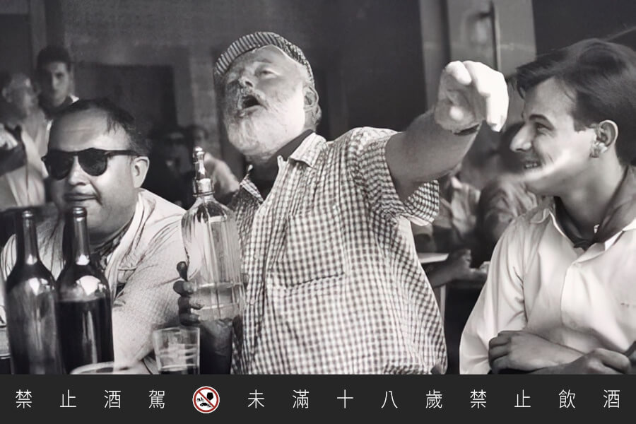 大文豪都是酒鬼？海明威中午就開喝、狄更斯天天泡酒吧、托爾金沒酒友就寫不出《魔戒》⋯必去文學酒吧一次看！