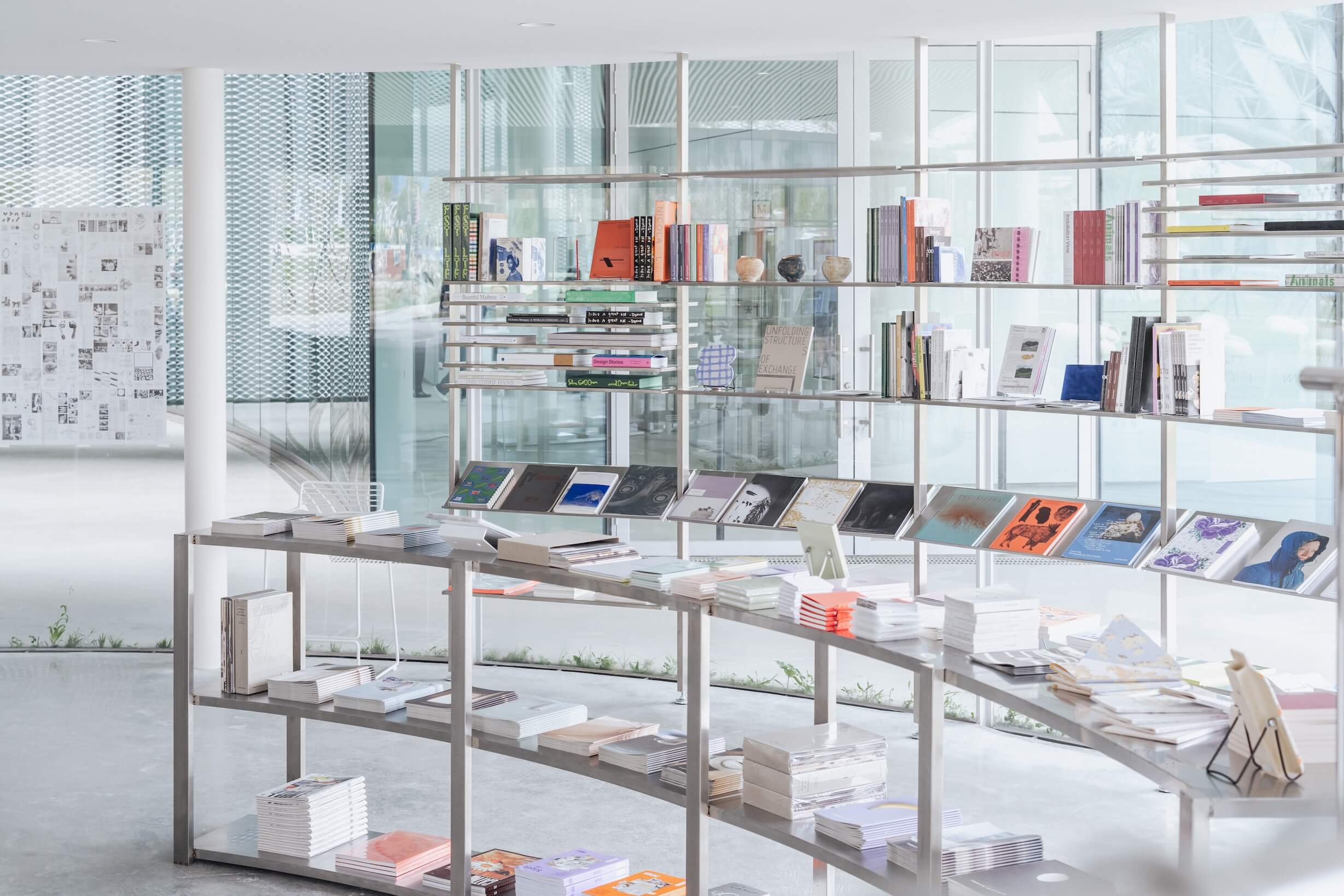 藝術、書籍與咖啡香交織新文化體驗：朋丁與 Pharos Coffee 進駐台中綠美圖，打造療癒日常風景