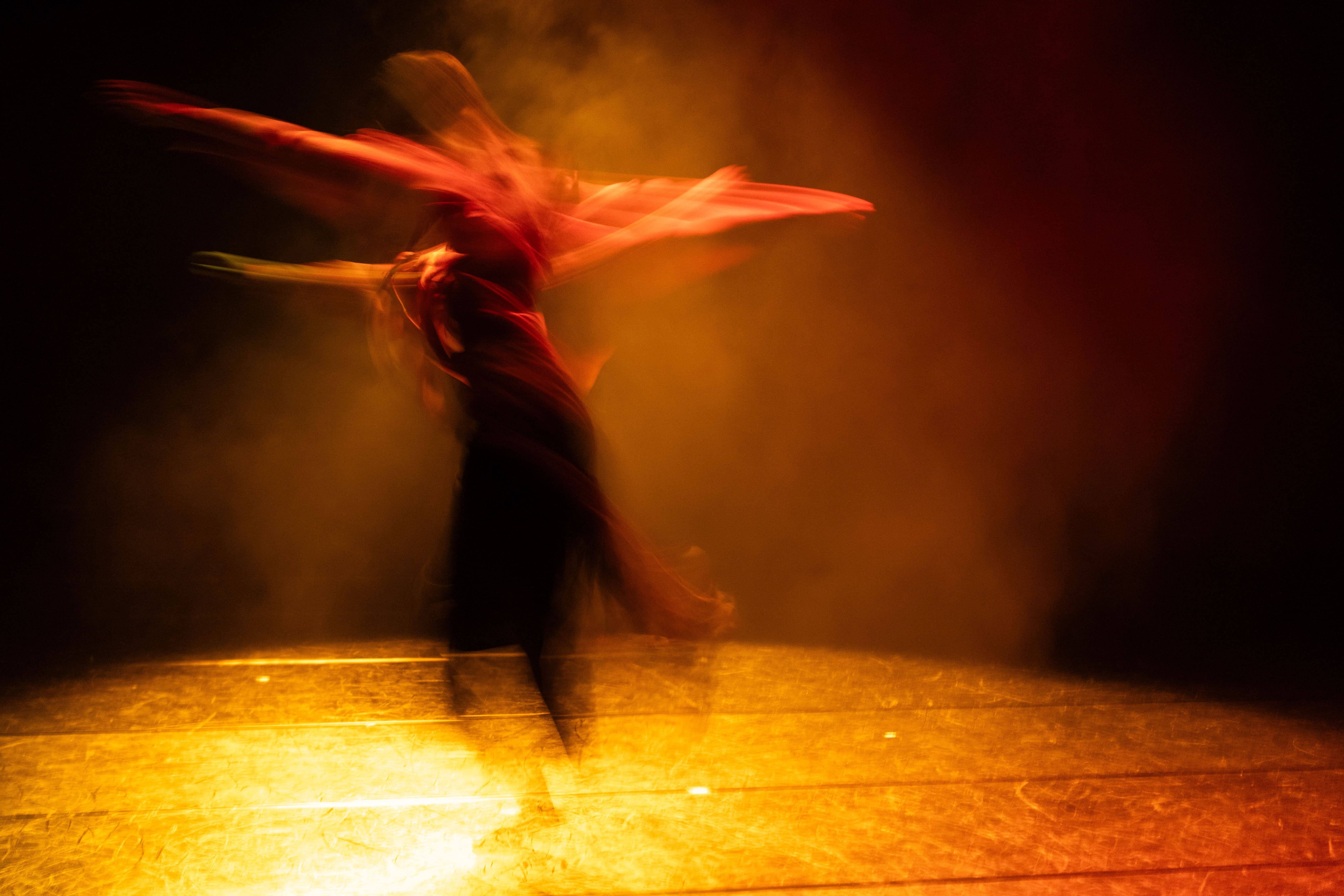 在沈默中織詩：洪儀庭與聯覺記憶的五感實驗劇場——《像棉被一樣用沈默將你包覆》