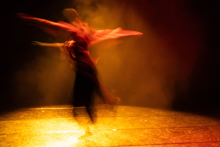 在沈默中織詩：洪儀庭與聯覺記憶的五感實驗劇場——《像棉被一樣用沈默將你包覆》