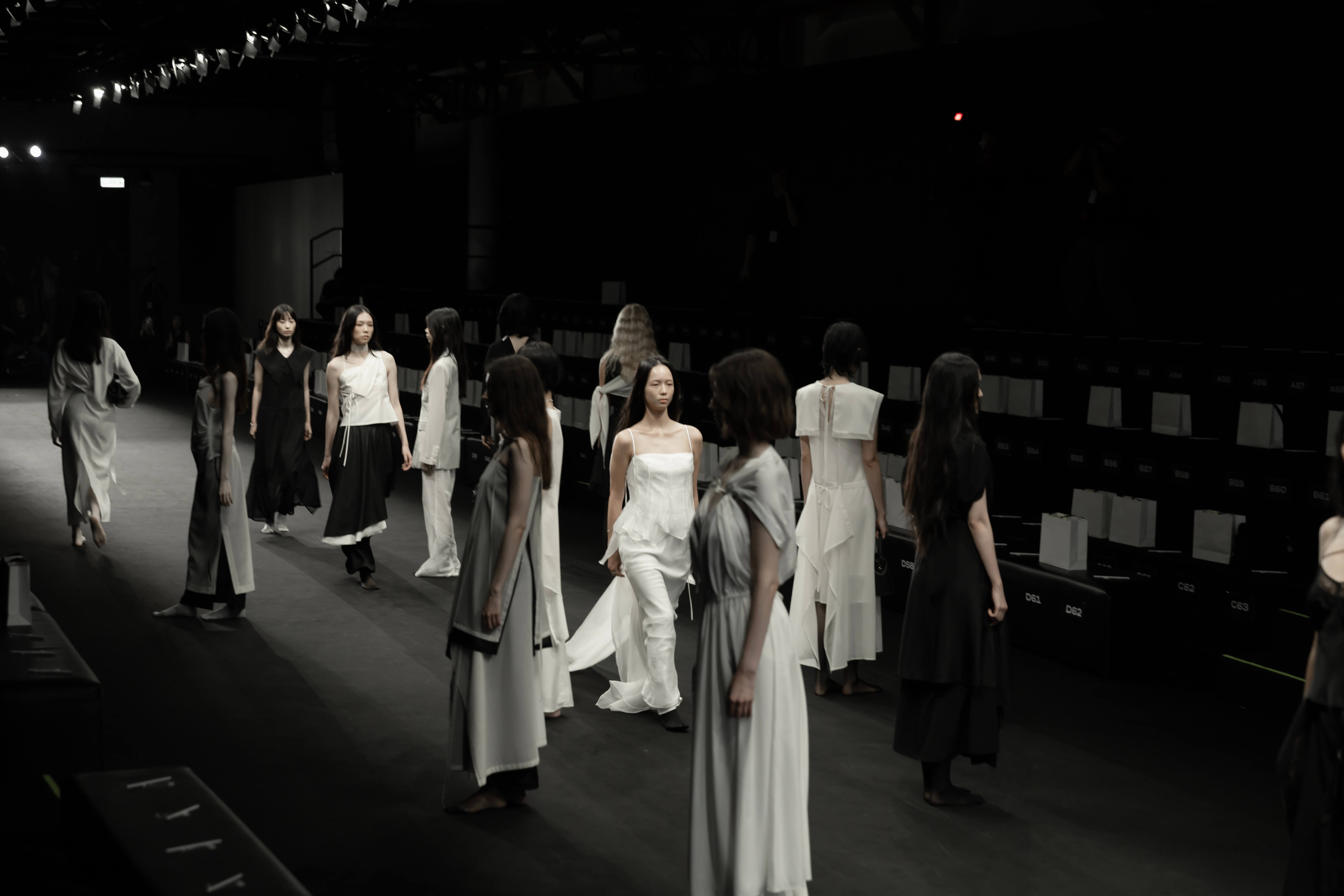 從留白、剪裁中探尋服裝語言：破繭成蝶的01 WOOMIN