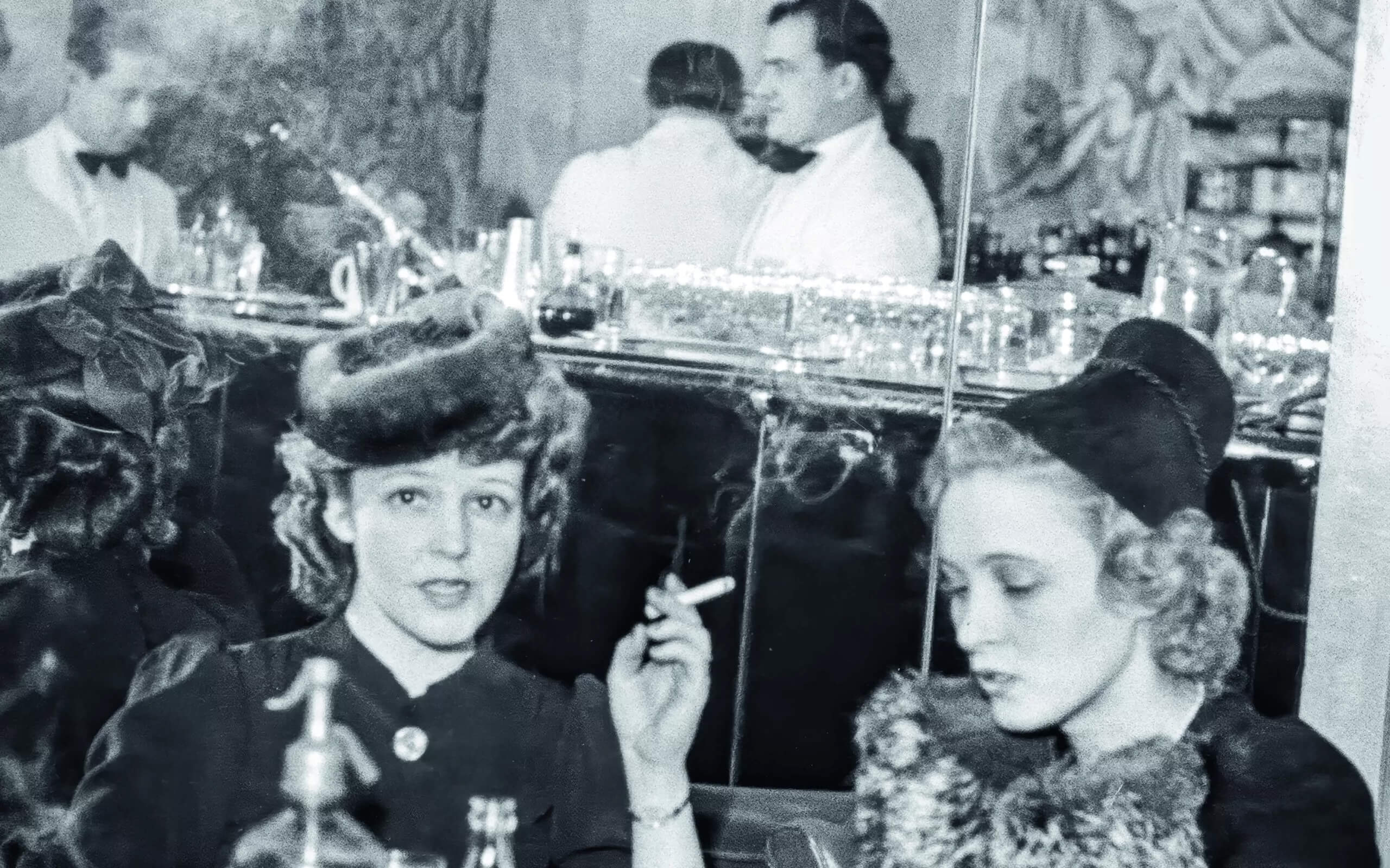 納粹進駐的夜晚，他仍在吧檯後面調酒——一個猶太人在麗池大飯店的生存抉擇