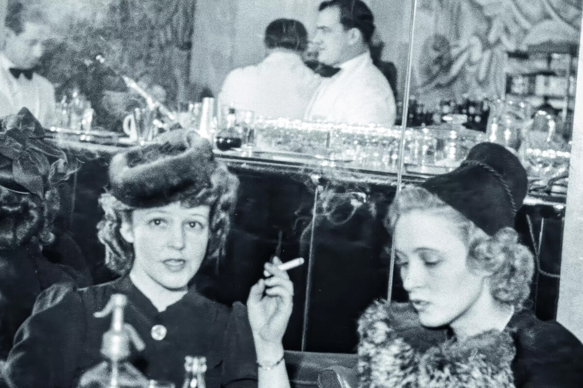 納粹進駐的夜晚，他仍在吧檯後面調酒——一個猶太人在麗池大飯店的生存抉擇