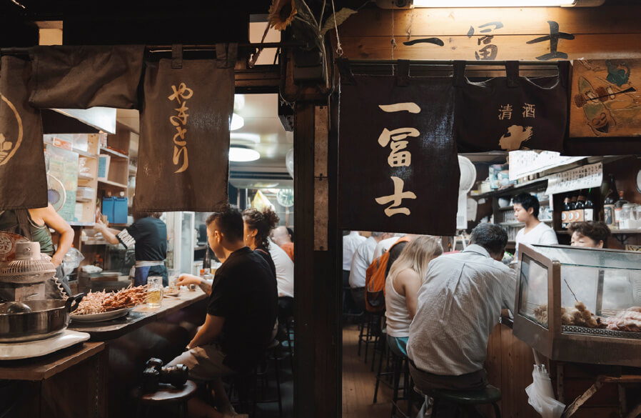 為什麼清酒要倒到溢出來？《NOMA在京都》帶你走進地道的日本居酒屋生活