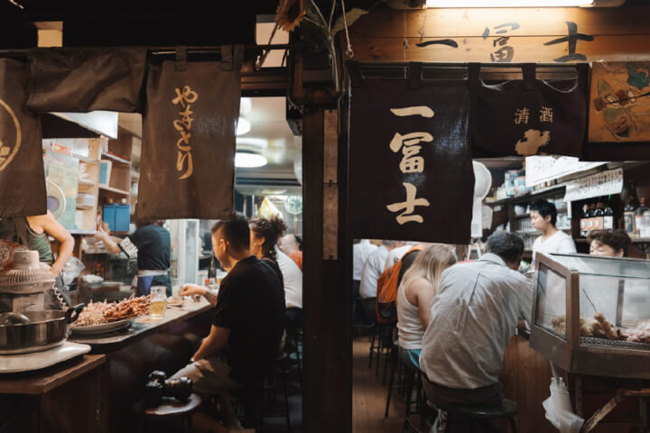 為什麼清酒要倒到溢出來？《NOMA在京都》帶你走進地道的日本居酒屋生活