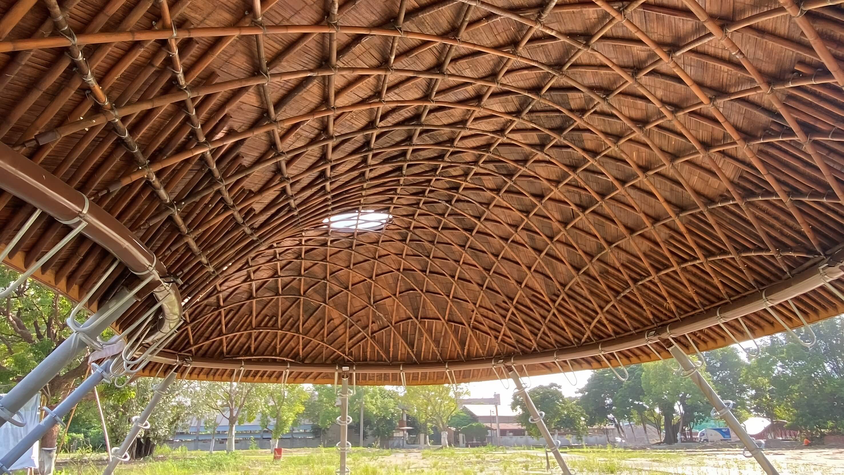 封閉近 30 年的糖廠圍牆打開了！斗六糖廠竹創基地：以竹構設計，變身像公園好走、像展場好玩的城市新綠地