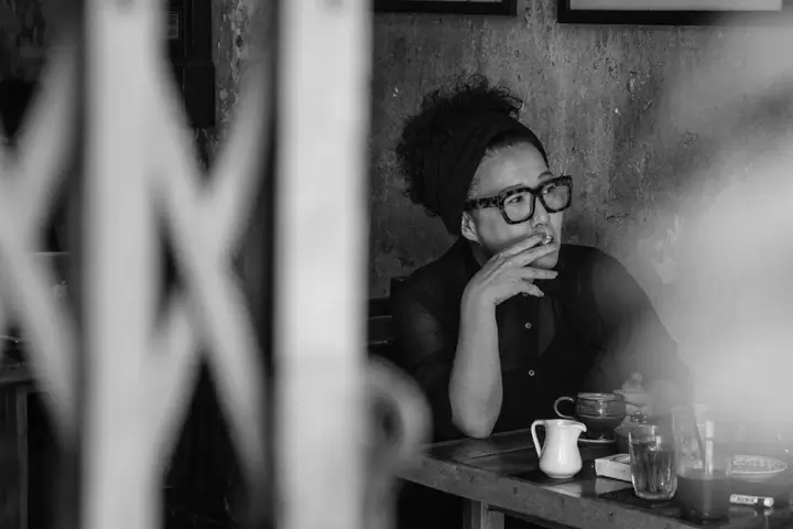 泰國版《百年孤寂》！讀威拉蓬《佛曆西沉與黑玫瑰貓的記憶的記憶》，四代潮汕移民如何在異鄉尋回生存尊嚴