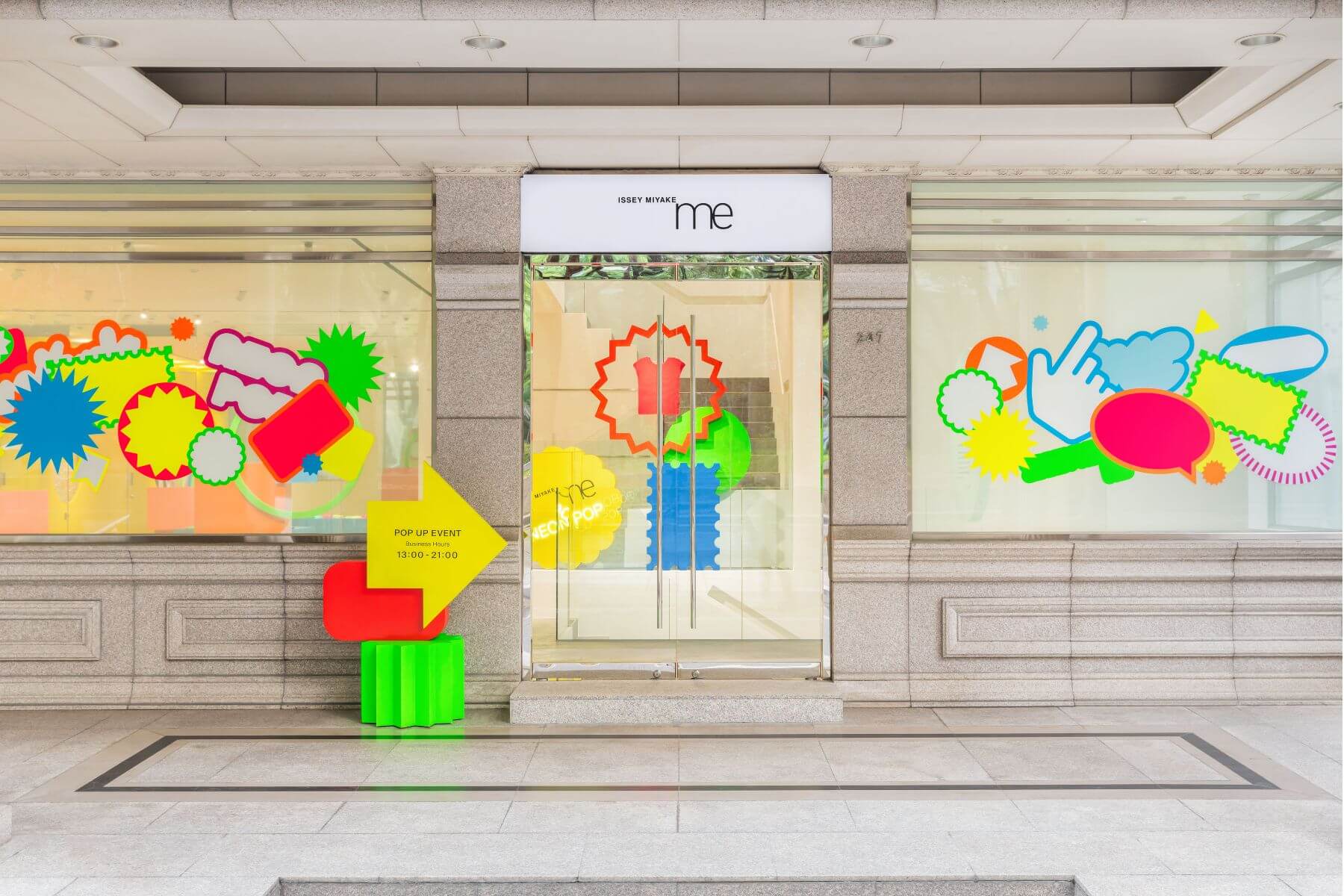 將便利貼與霓虹招牌轉化為時裝：走進me ISSEY MIYAKE專屬的色彩主題樂園