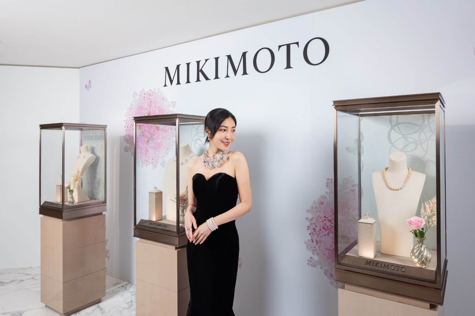 楊謹華優雅現身 MIKIMOTO Les Pétales 頂級珠寶展，演繹 1893 年的永恆魅力