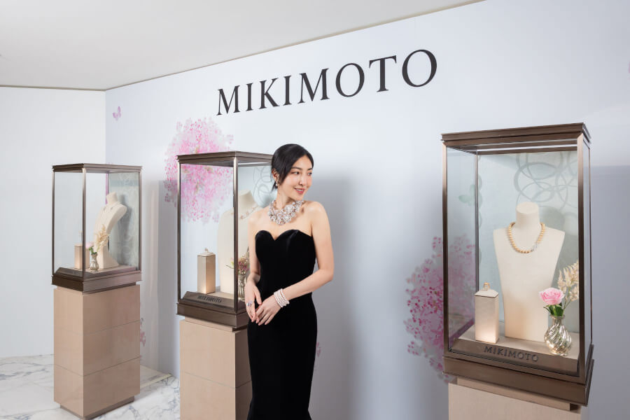 楊謹華優雅現身 MIKIMOTO Les Pétales 頂級珠寶展，演繹 1893 年的永恆魅力