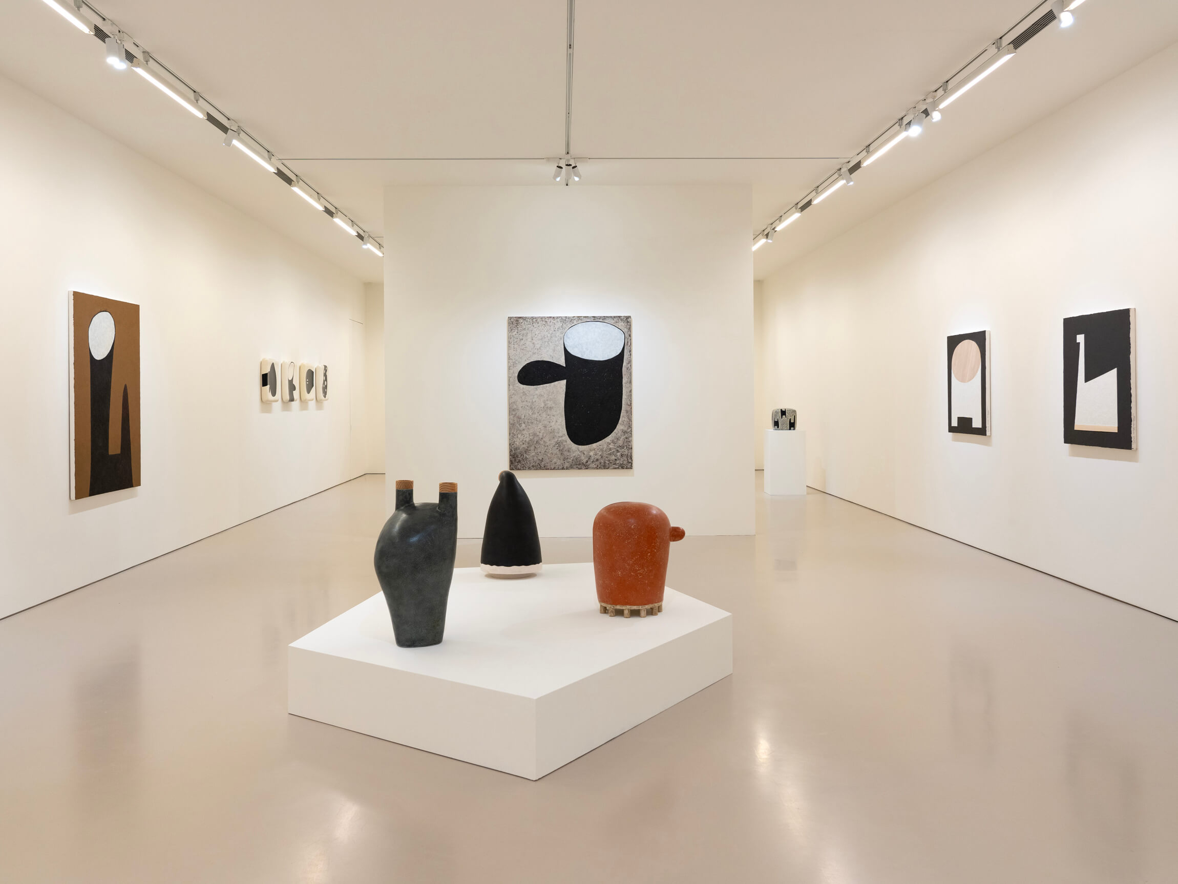 獲歐美日多家美術館收藏，睽違多年「郭旭達個展」誠品畫廊登場：15 件新作全球首展！精選 33 件陶雕塑與平面創作，展現「材質即是藝術」的當代語彙