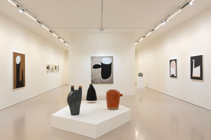 獲歐美日多家美術館收藏，睽違多年「郭旭達個展」誠品畫廊登場：15 件新作全球首展！精選 33 件陶雕塑與平面創作，展現「材質即是藝術」的當代語彙
