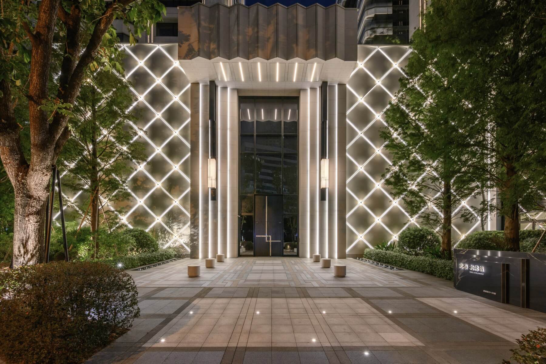 一件穿在城市身上的高級訂製服：時尚教父卡爾拉格斐全球唯一住宅作品「忠泰老佛爺」