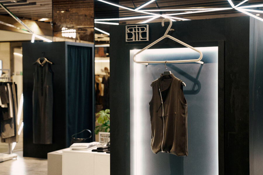 當建築成為新的服飾語言：台灣服飾品牌 SPFLOE 以《破碎與重構》首度亮相，於新光三越 A11 展開兩個月期間限定快閃