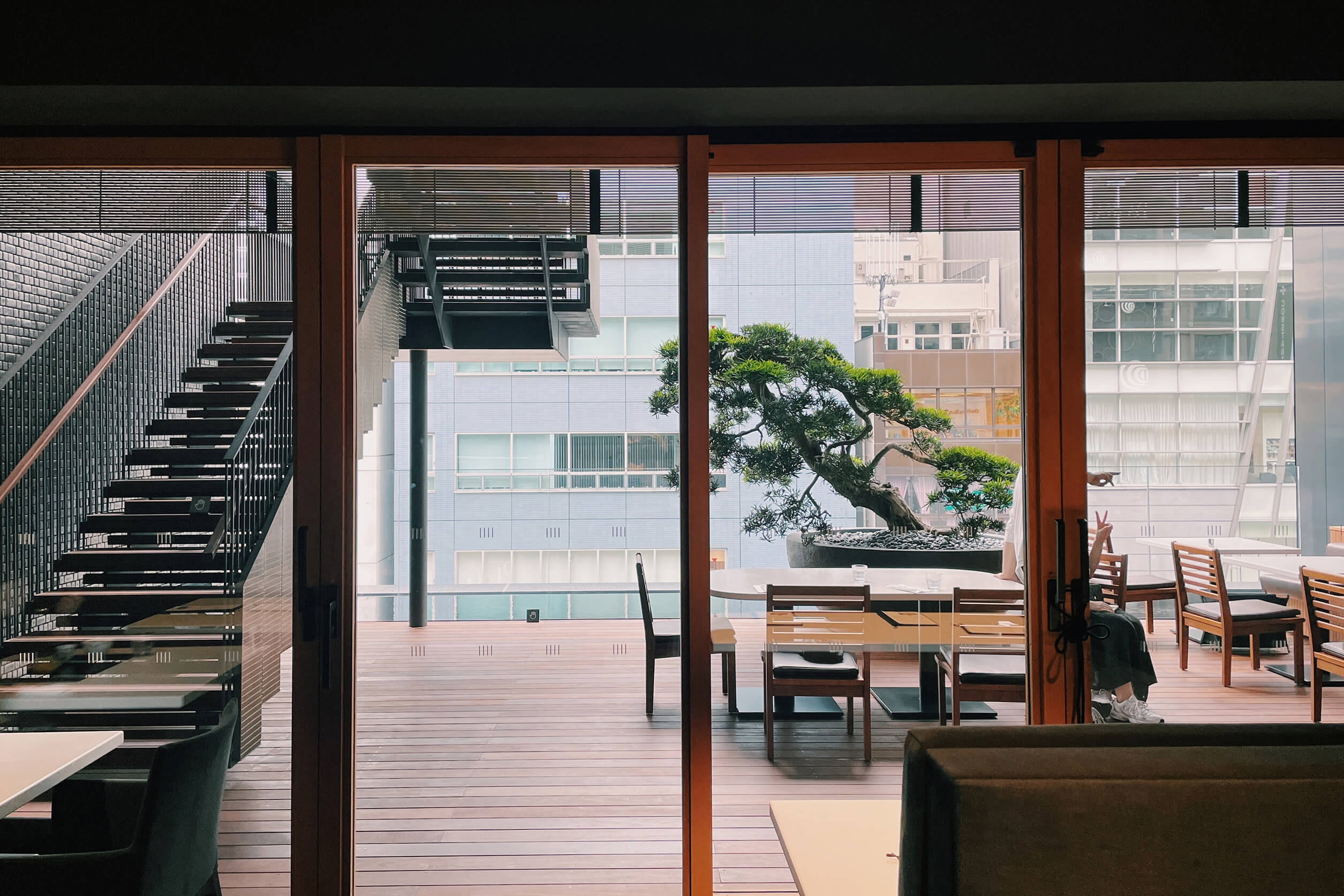 讀《東京越走越近》的盛夏散策：從紀尾井清堂到銀座虎屋，看建築大師內藤廣如何用極致空間安撫城市的焦躁