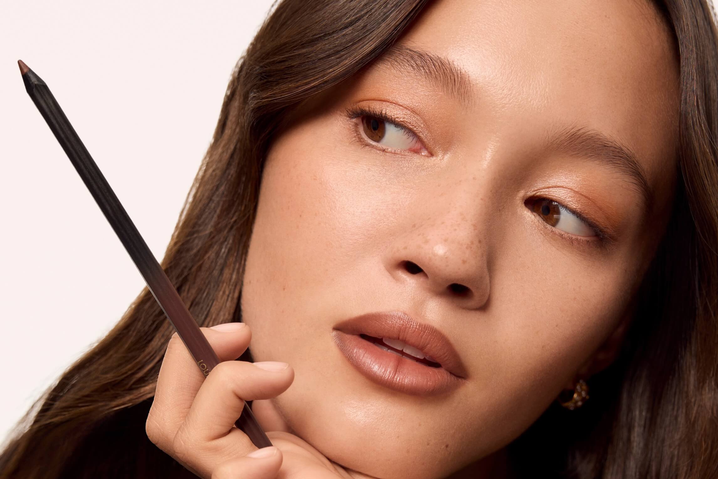 LV全新「LV Crayon」唇線筆！Pat McGrath打造10款色號、6種經典唇妝，La Beauté系列再添代表作