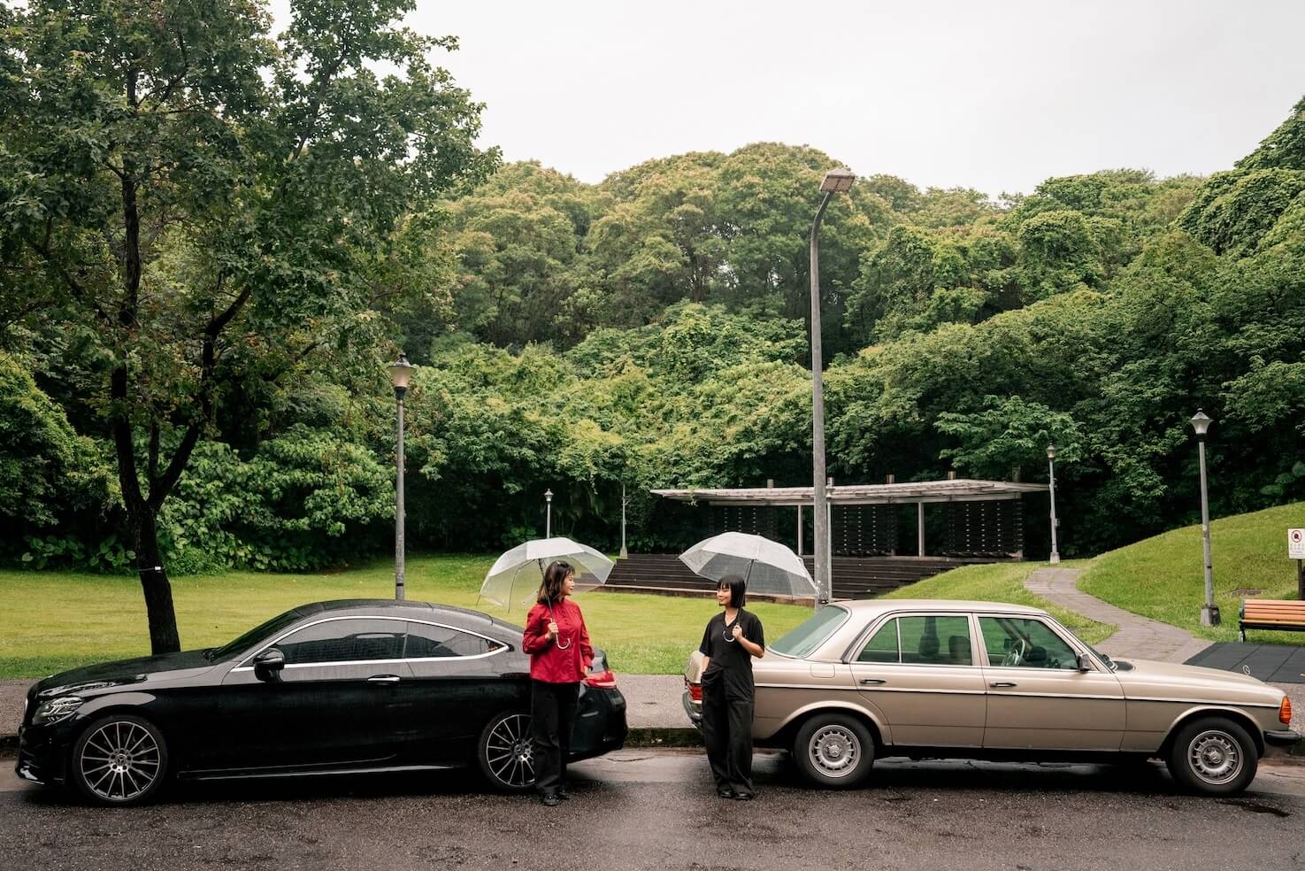 My Mercedes｜73 歲優雅阿嬤與 26 歲自由女孩：一台雙門轎跑，一台老賓士，同樣的自由眼神