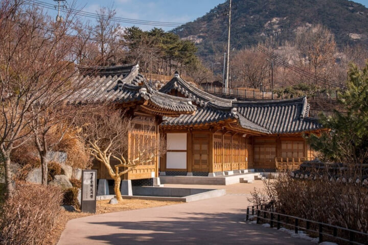首爾秘境圖書館「清雲文學圖書館」：在仁王山腳下的韓屋裡，聽瀑布聲讀一個午後