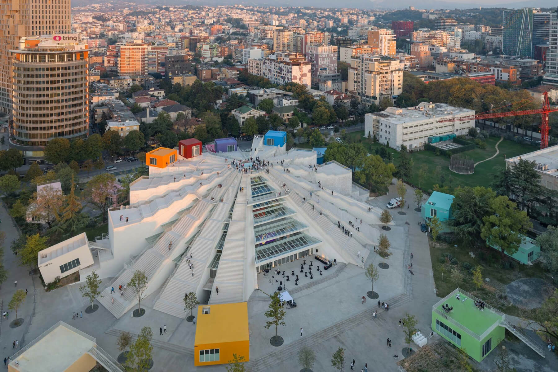 從最封閉的共產獨裁政權到國際明星建築的實驗場：地拉那（Tirana）如何成為歐洲最意外的新建築首都？