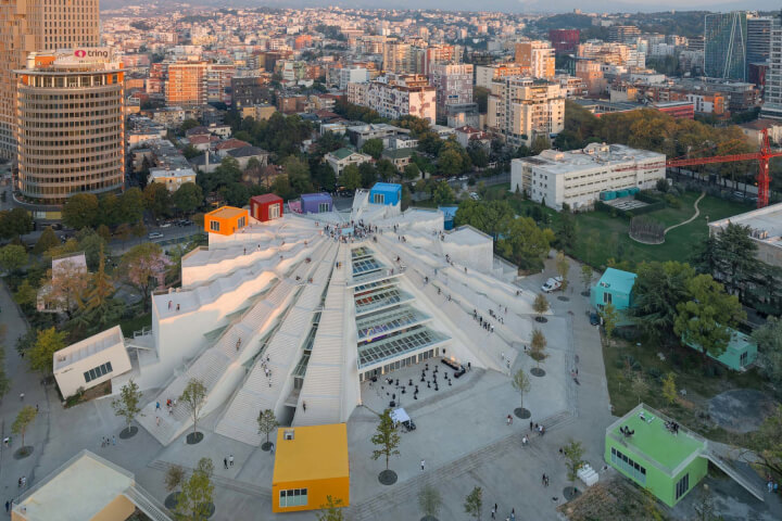 從最封閉的共產獨裁政權到國際明星建築的實驗場：地拉那（Tirana）如何成為歐洲最意外的新建築首都？