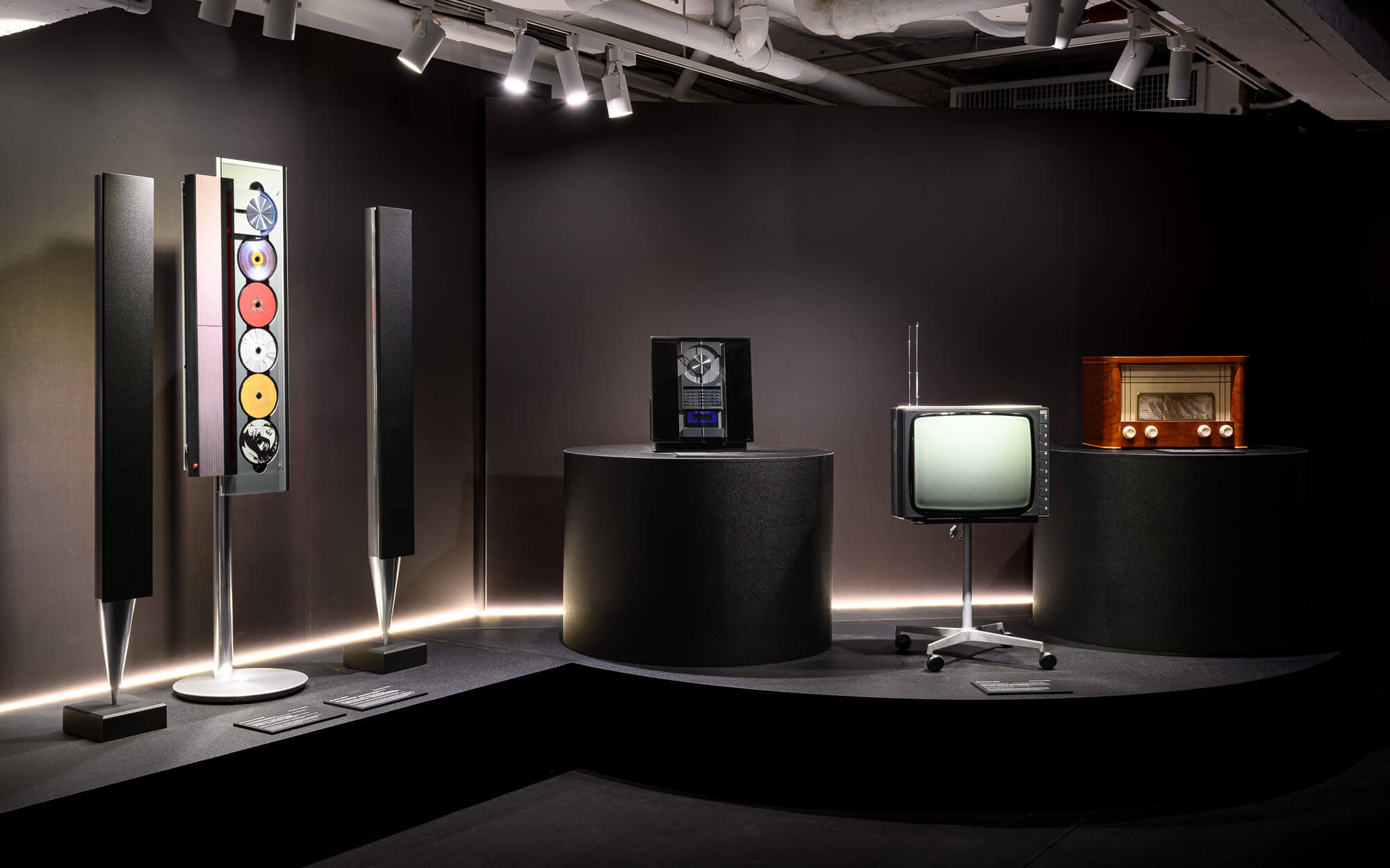 Bang & Olufsen「百年聲藝紀念展」：穿越廣播、CD到串流時代，探索百年聆聽文化