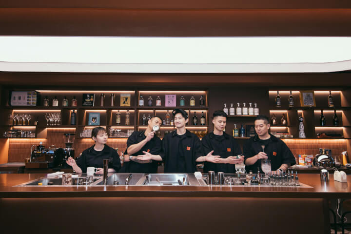 下班後也能無縫穿進生活：UNCOMMON Taipei 攜手 (A)crypsis® 推出聯名工裝，讓「酷」成為吧台最自在的流動風景