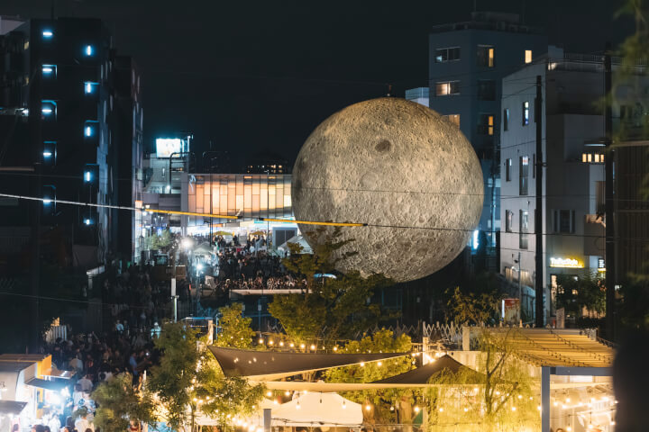 明月落在下北澤：2026「MOON ART NIGHT」點亮秋夜，在人本尺度的巷弄遇見當代藝術與生活風味