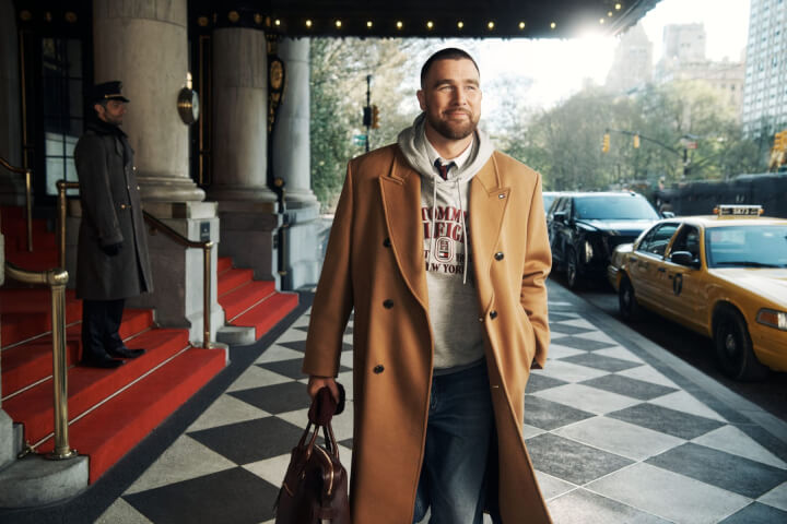把傳奇飯店變成生活客廳：TOMMY HILFIGER 重返紐約廣場飯店，與 Travis Kelce、JISOO 展開當代學院風對話