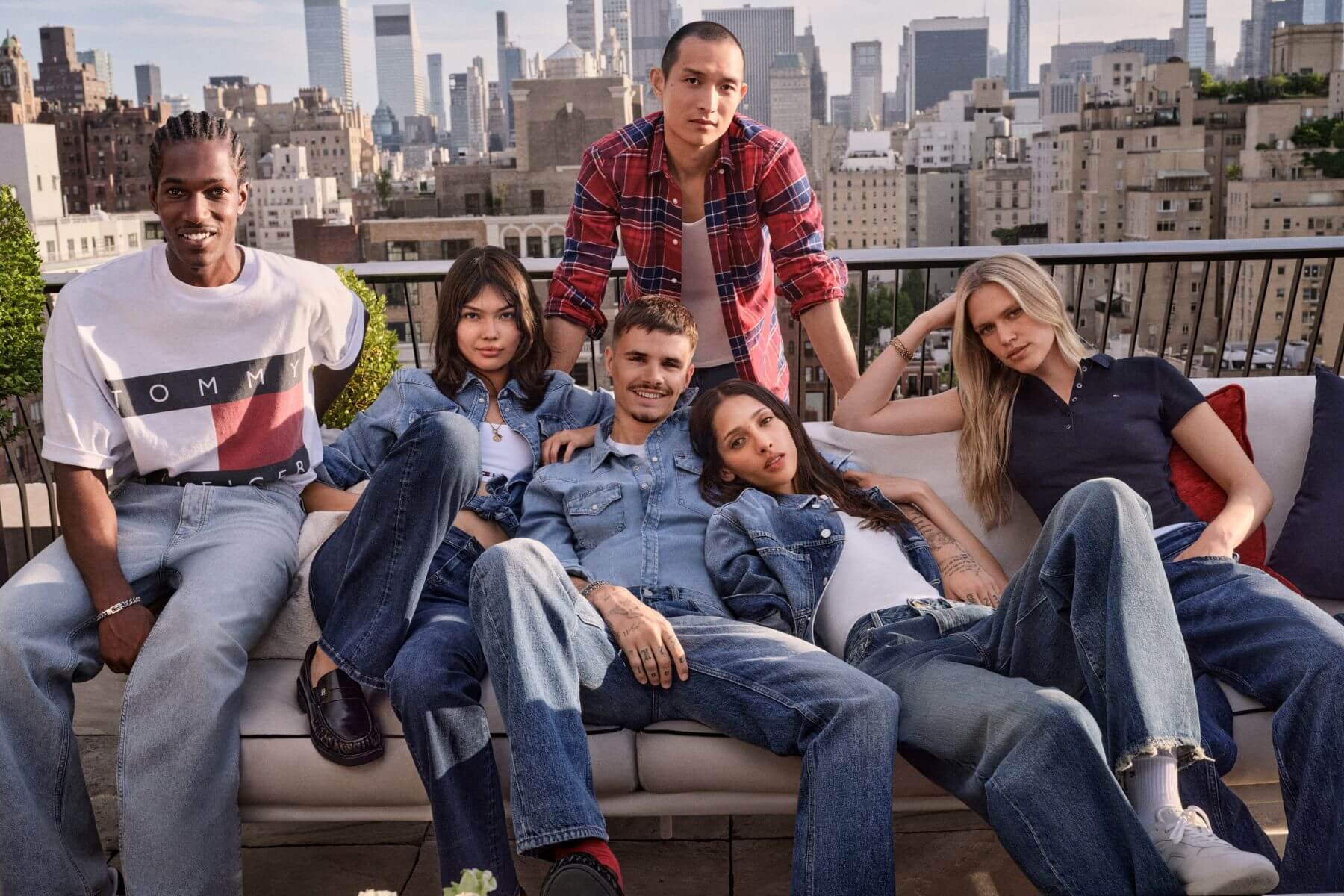 在紐約屋頂的夕陽下：羅密歐·貝克漢領銜演繹 TOMMY HILFIGER 秋季系列，用水洗丹寧重構不夜城的日常步調