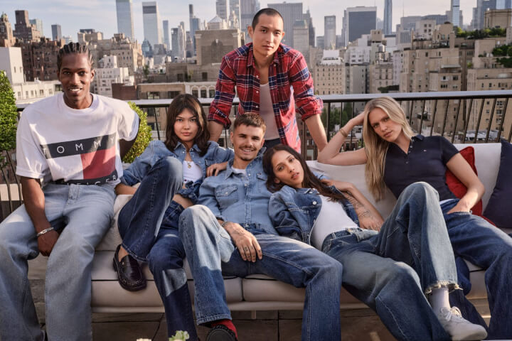 在紐約屋頂的夕陽下：羅密歐·貝克漢領銜演繹 TOMMY HILFIGER 秋季系列，用水洗丹寧重構不夜城的日常步調