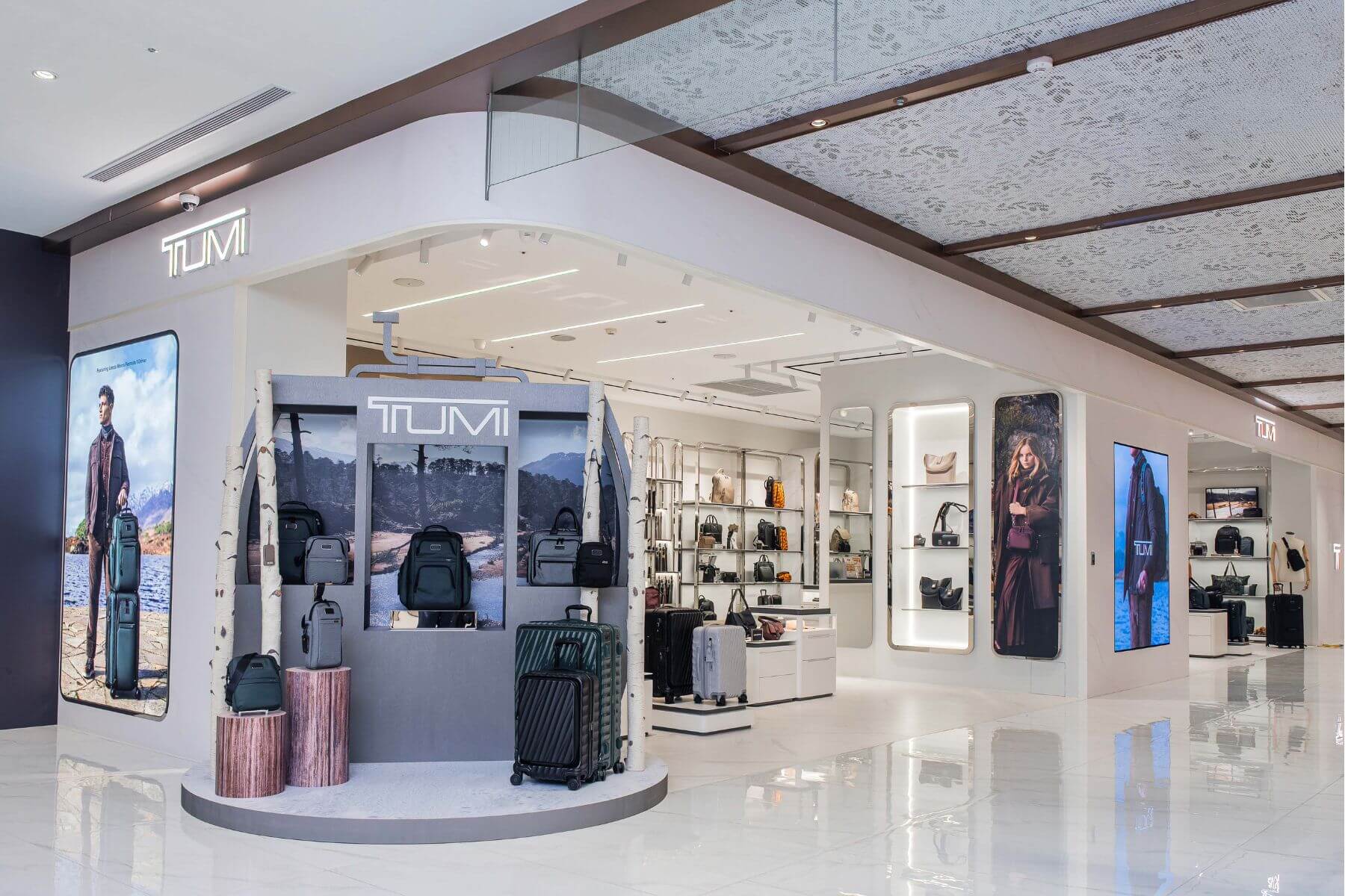 從阿爾卑斯山峰到台北大巨蛋：TUMI 全台最大概念店落腳 Garden City，劉品言用「深松綠」詮釋從容移動哲學