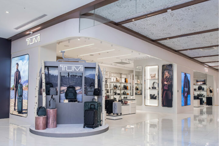 從阿爾卑斯山峰到台北大巨蛋：TUMI 全台最大概念店落腳 Garden City，劉品言用「深松綠」詮釋從容移動哲學