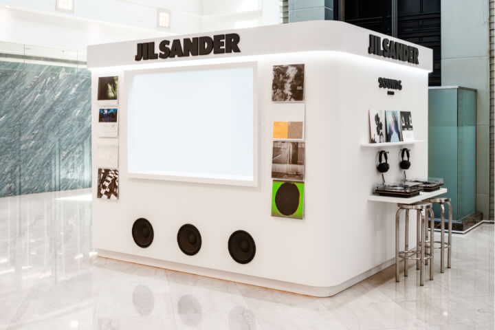不只賣衣服，更賣一種生活節奏：Jil Sander 台北期間限定 MUSIC KIOSK，用黑膠與手沖重構「家」的輪廓