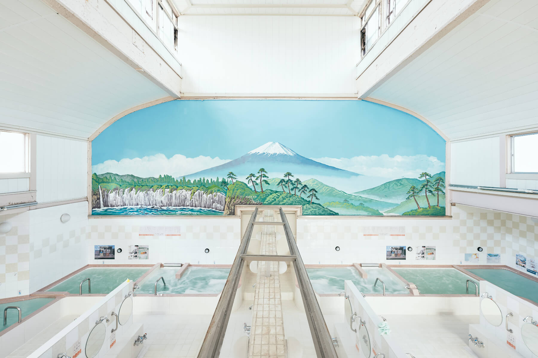 一池熱湯裡的精神避難所——走進東京三座老錢湯，在氤氳湯煙中凝視日常的溫熱與再生