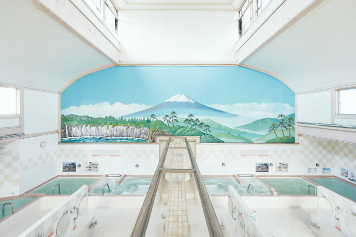 一池熱湯裡的精神避難所——走進東京三座老錢湯，在氤氳湯煙中凝視日常的溫熱與再生
